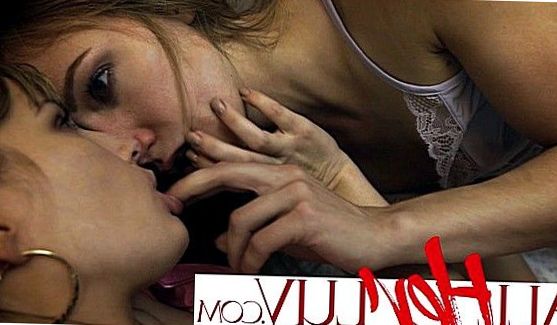Дрочит свою киску на черно-белом видео, порно видео