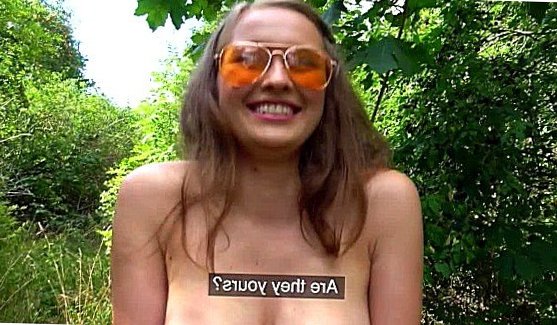 Там красотка целый день гуляет голышом, лишь беззаботно улыбаясь и валяясь на кровати, порно видео