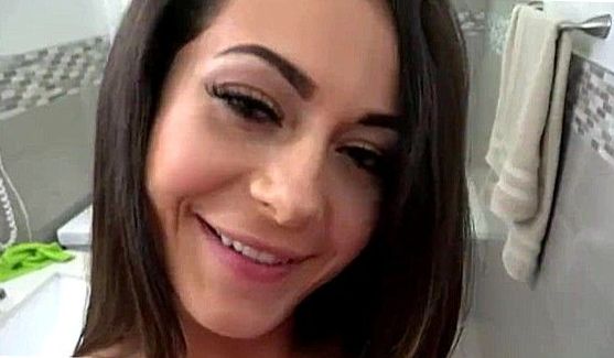 Красотка в очках долго готовилась - она надела красивое белье и чулки и вставила в очко анальную пробку, чтобы её киска казалась уже, когда её будет трахать парень, порно видео