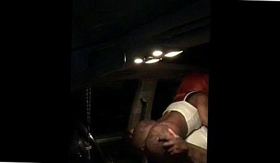 Мужик с длинным хуем жестко трахает бабенку на диване в рот, а в этом самое время красотка не только радуется минету, но и успевает потискать свою пизденку, порно видео