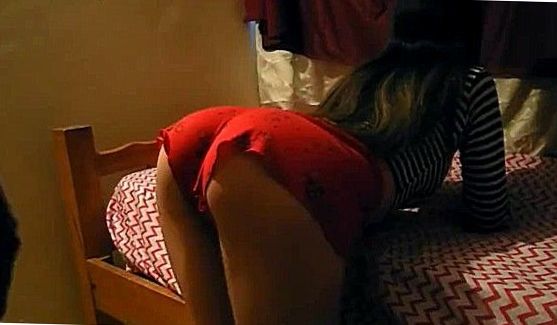 Сперва она показывает жаркий стриптиз, а затем залезает под воду и омывает свою большую грудь с неподдельным удовольствием, порно видео