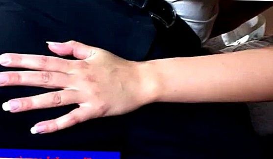 На вечеринке трое парней запали на одну красотку, порно видео