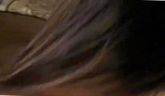 Длинноногая красотка в чулочках займется страстным сексом с накаченным негром на диване, порно видео