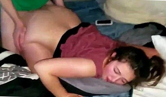 Она в восторге от грубости с которой ей дерут раком и стонет от страсти, порно видео