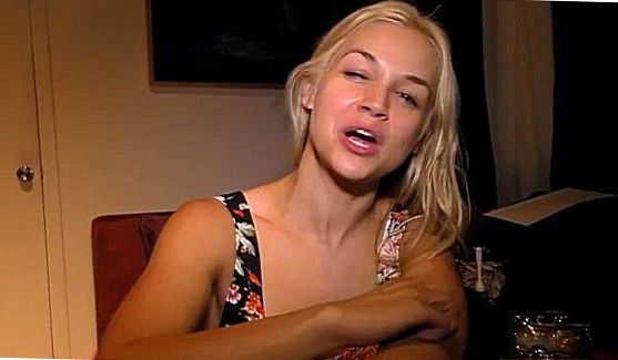 big boobed brunette stretches her pussy wide open, порно видео